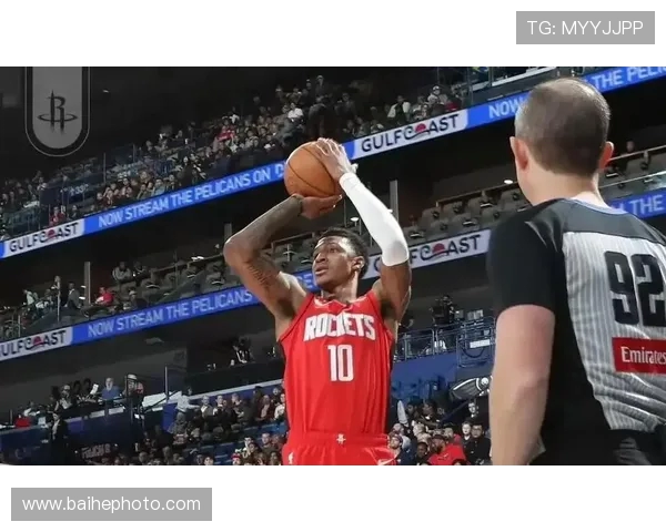 快船与勇士激战正酣NBA赛场巅峰对决引发球迷热潮 快船与勇士激战正酣NBA赛场巅峰对决引发球迷热潮