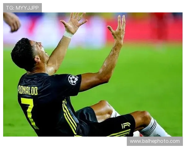 球迷疯狂冲入赛场抢C罗球衣引发热议欧冠奇葩瞬间再添一笔